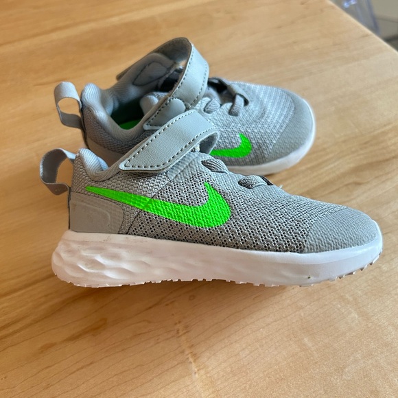 Toddler Nike shoes US size 5 - Picture 1 of 5